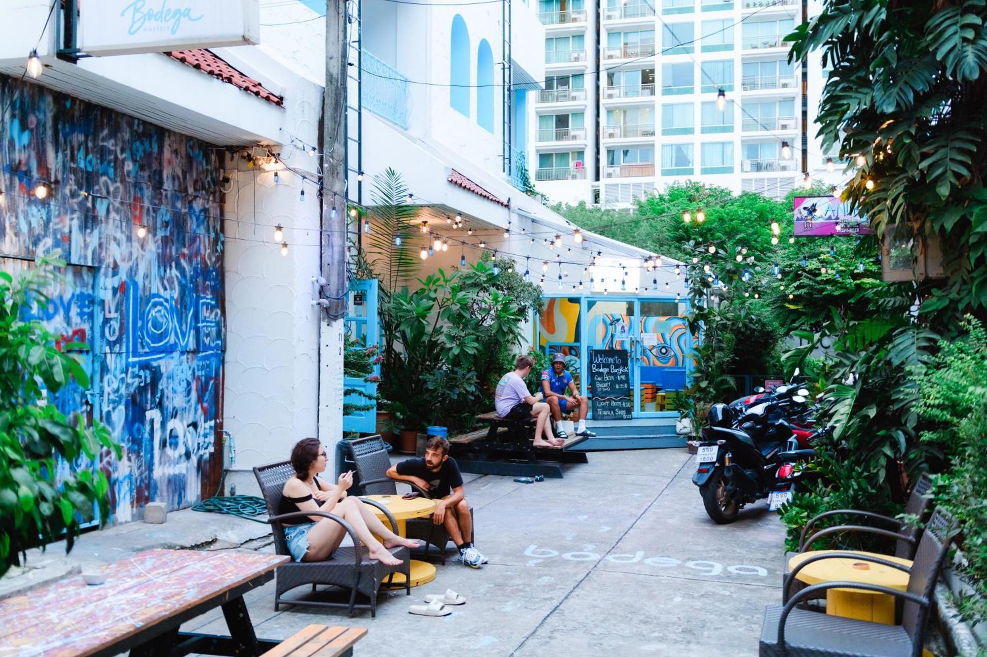 Bodega Bangkok Soi 23 (Adults Only) Hostel Exterior foto