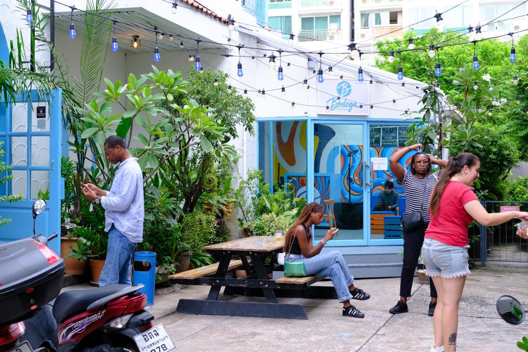 Bodega Bangkok Soi 23 (Adults Only) Hostel Exterior foto